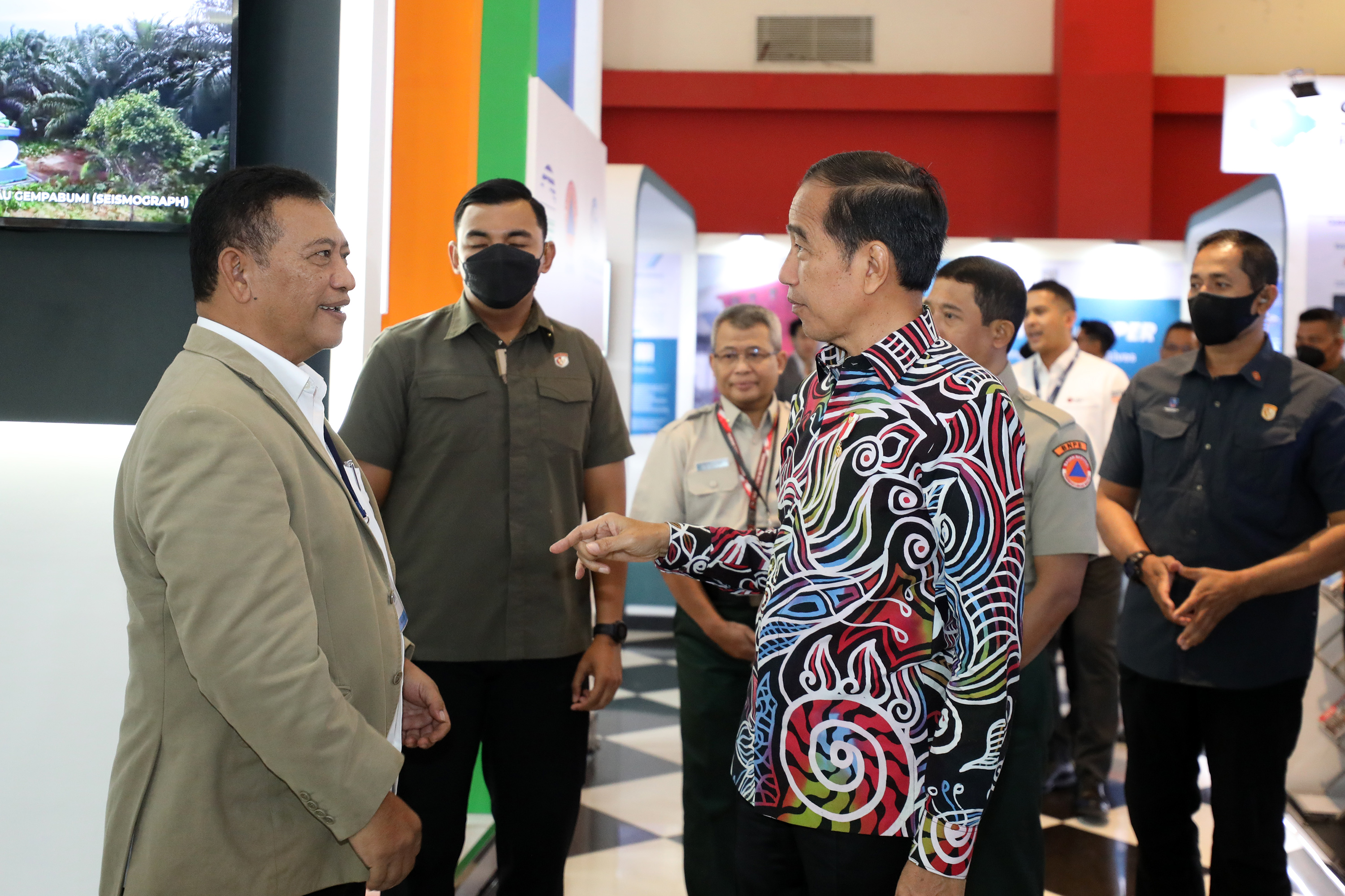 Presiden Joko Widodo (mengenakan batik) berbincang dengan salah satu peserta saat meninjau Pameran Industrial Kebencanaan yang dihelat di Jakarta International Expo Kemayoran, Jakarta, Kamis (2/3).